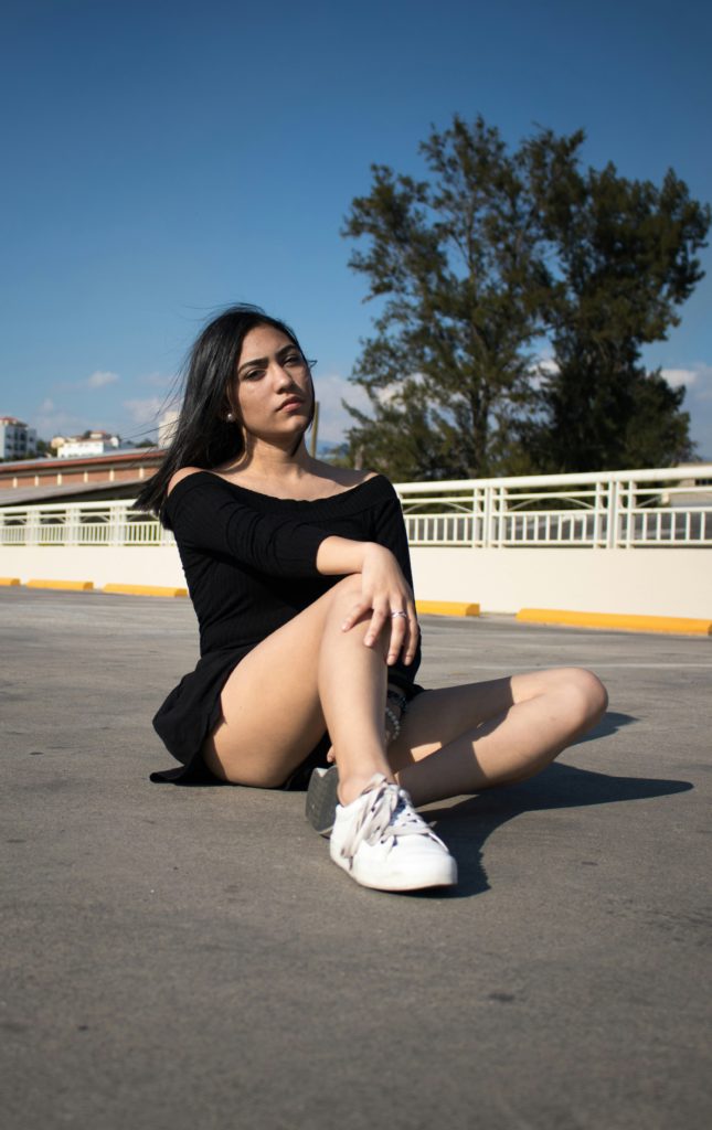 dziewczyna w trampkach