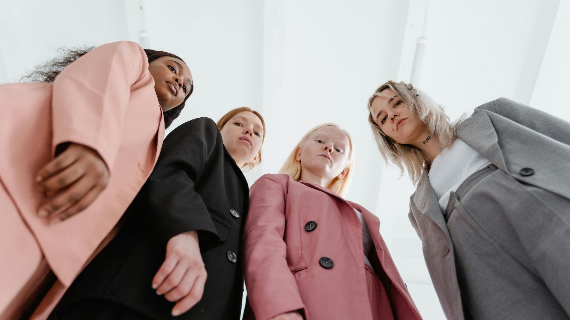 Jak się ubrać po 40? Odkryj stylowe porady, które podkreślą Twoją dojrzałość i pewność siebie!