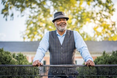 Jak się ubrać po 60-tce? Odkryj 5 ponadczasowych zasad stylu z klasą