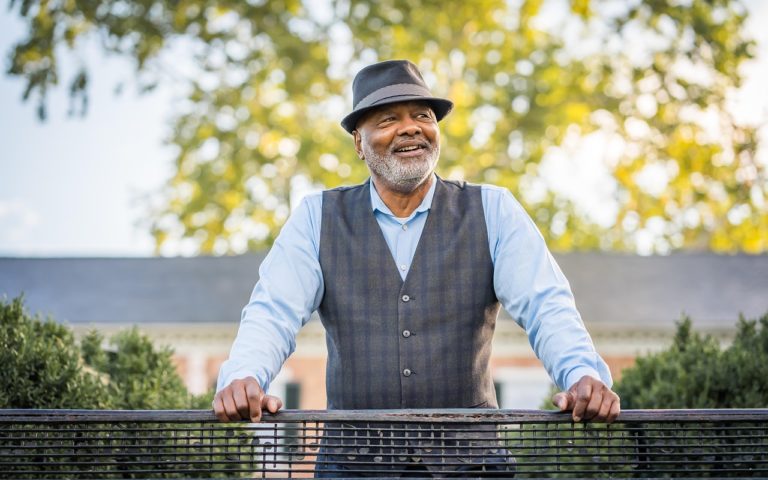 Jak się ubrać po 60-tce? Odkryj 5 ponadczasowych zasad stylu z klasą