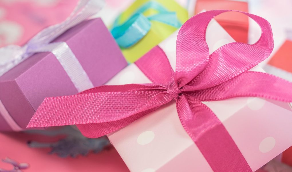 Jak się ubrać na urodziny w domu? Sprawdź 5 stylizacji, które łączą luz i klasę