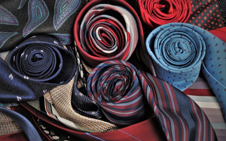 Jak się ubrać na absolutorium syna? Odkryj 5 propozycji stylizacji na ten wyjątkowy dzień