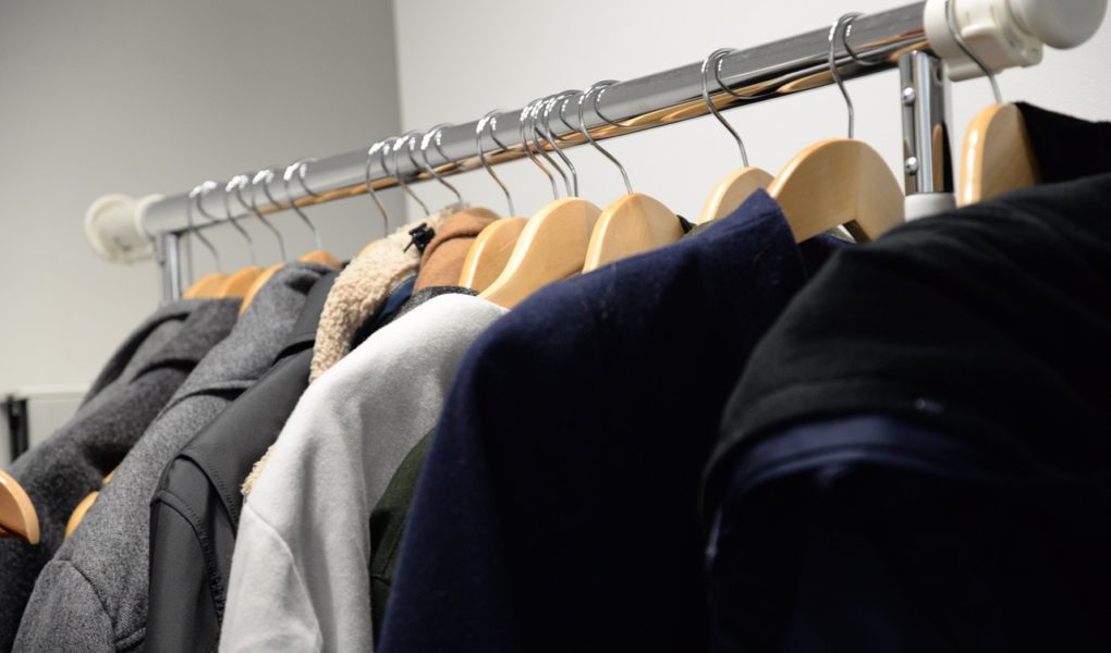 W co ubrać się na cmentarz? Sprawdź 5 zasad skromnego i odpowiedniego stroju