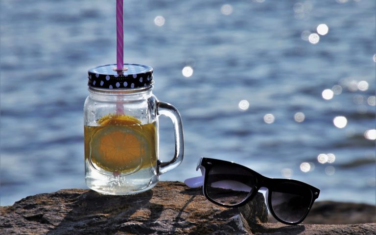 Upał nie musi oznaczać potu i dyskomfortu – zobacz jak się ubrać mądrze i modnie