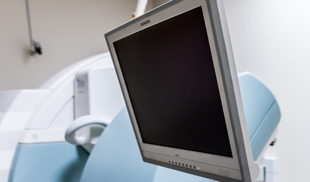 Jak się ubrać na rezonans magnetyczny kolana? 5 praktycznych wskazówek