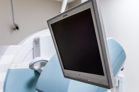 Jak się ubrać na rezonans magnetyczny kolana? 5 praktycznych wskazówek