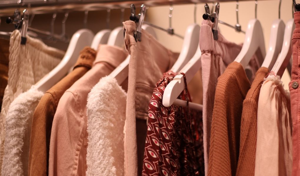 Jak modnie się ubrać ze zwykłych ciuchów? TOP 5 trików, które odmienią Twój look