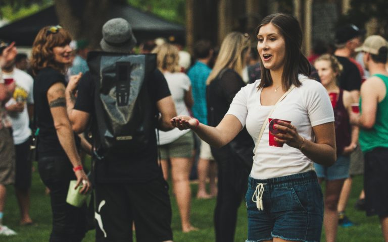 W co się ubrać na festyn Sprawdź stylizacje idealne na dzień pełen atrakcji